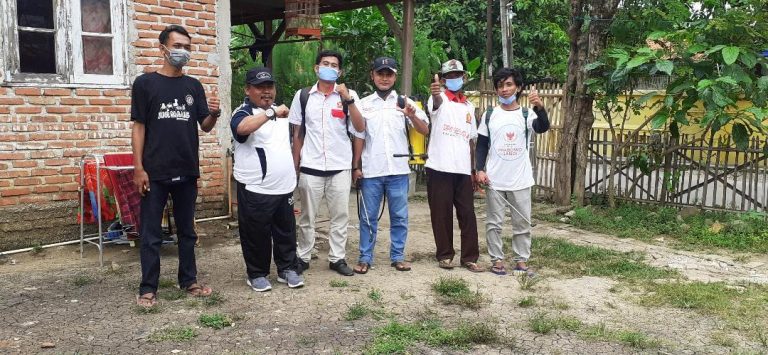 Anggota DPRD Kab Bekasi Danto Melakukan Penyemprotan Desinfektan Ke Rumah Warga