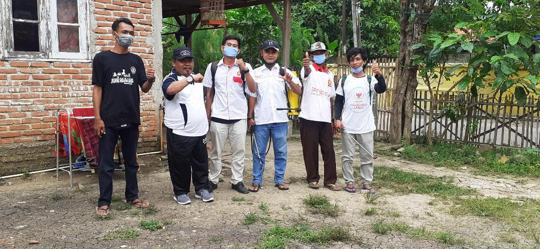 Anggota DPRD Kab Bekasi Danto Melakukan Penyemprotan Desinfektan Ke Rumah Warga