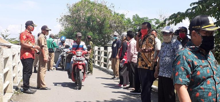 Camat Karnadi Pantau Petugas Pos Jaga Desa di Wilayah Perbatasan