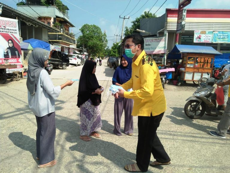 Cegah Covid-19 Anggota DPRD Kab Bekasi Sunandar Bersama AMPG Berikan Masker dan Hand sanitizer