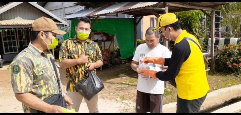 DPD Partai Golkar Kota Singkawang melakukan membagikan paket bantuan kepada warga