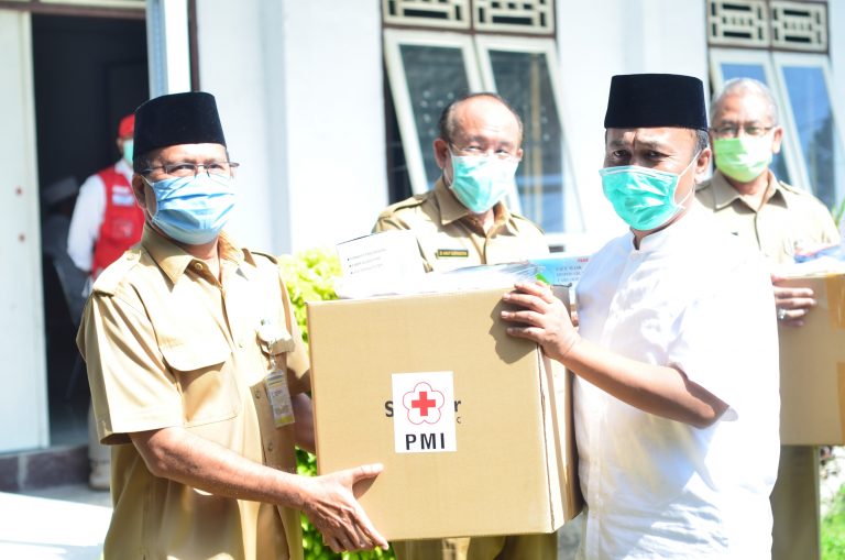 Ketua PMI Lombok Barat Serahkan 100 APD Untuk Puskesmas Dan Rumah Sakit 3