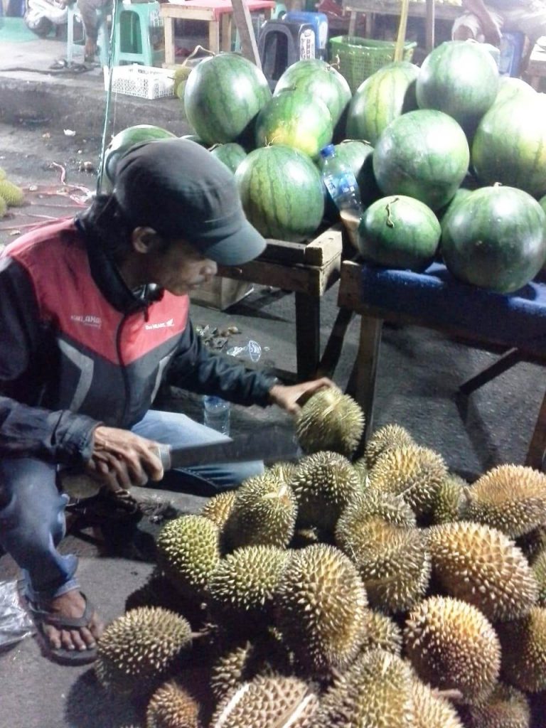 Para Pedagang Durian Tetap Menangguk Untung