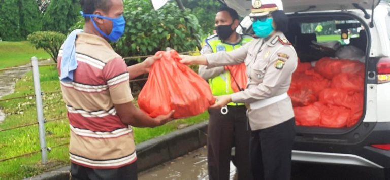 Polres Metro Bekasi Bagikan Sembako Serentak Kepada Ojek Pangkalan dan Pedagang Asong