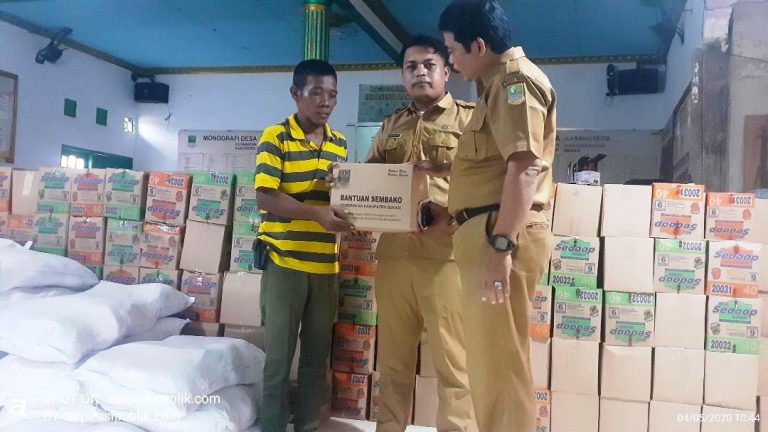 Desa Karang Setia Salurkan Bansos Kab Bekasi Ke Warga