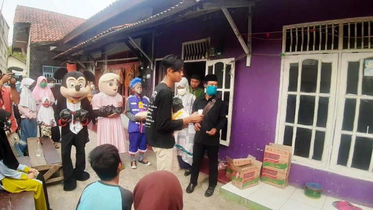Ketua RT di Desa Karang Asih Santuni 80 Orang Yatim