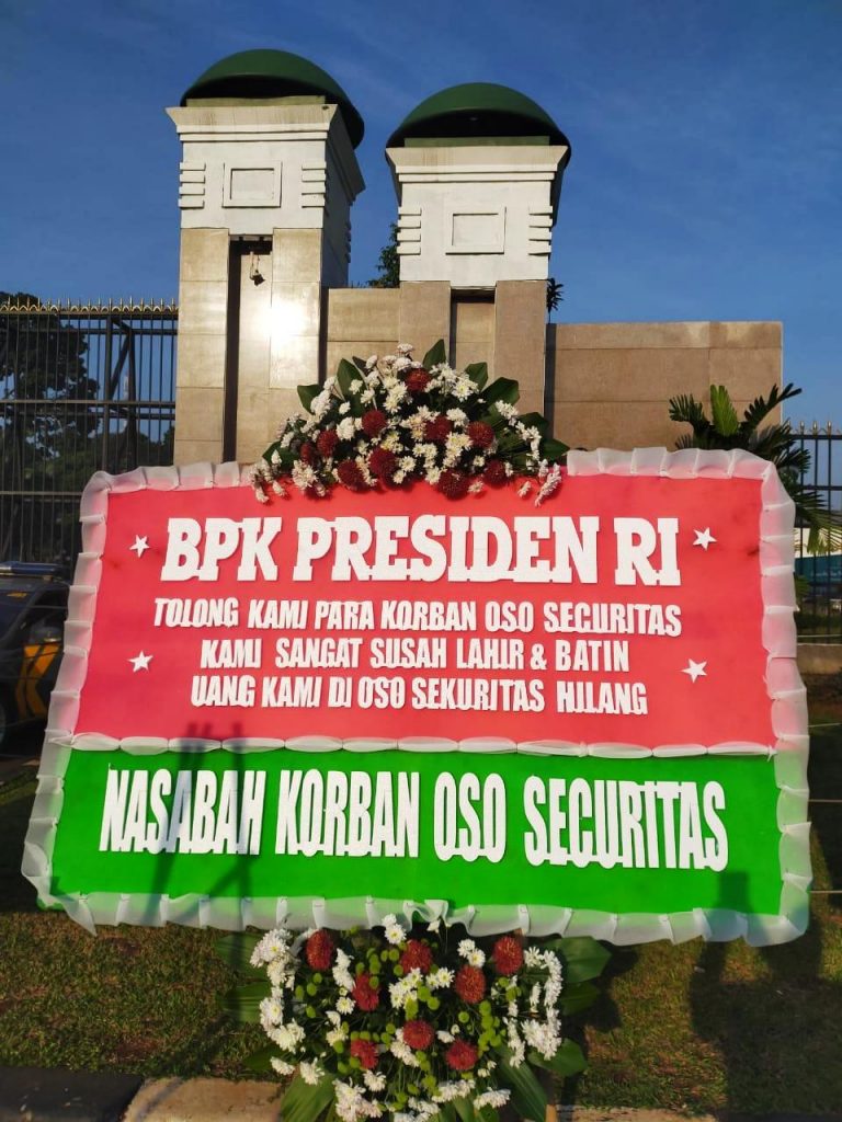 Nasabah PT. MPIP Kecewa Melalui Karangan Bunga di Gedung DPR RI