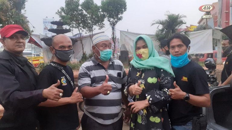 PWB dan Pokja Wartawan Kab Bekasi Bagi Bagi Takjil