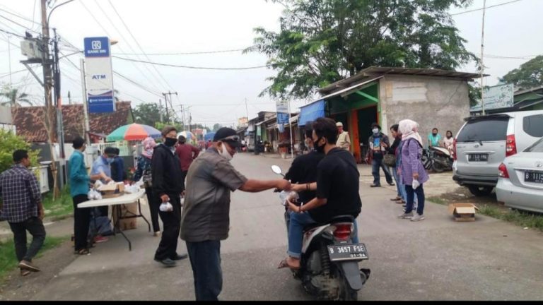 PWBI Kab Bekasi Bagi Ta'jil Gratis Ke Warga