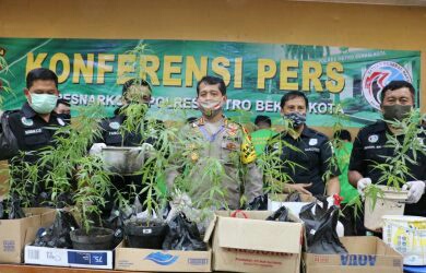 Polisi menunjukkan barang bukti kepada awak media