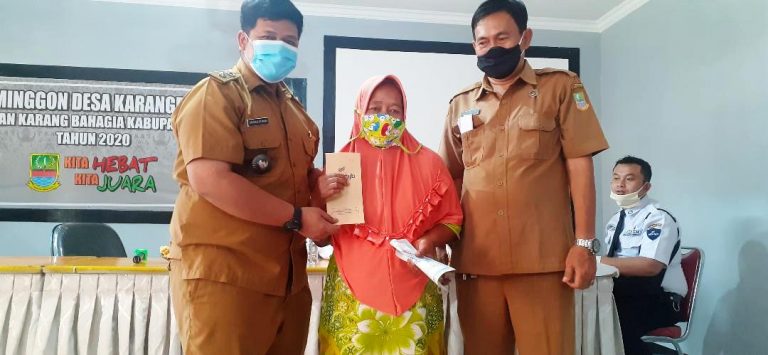 260 Kepala Keluarga Antusias Menerima BLT Dana Desa Karang Bahagia 1