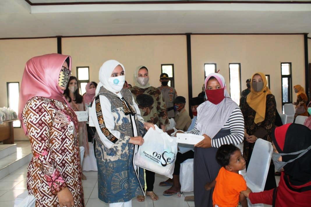 Istri Mendagri Berikan Bantuan Pada Ibu Hamil dan Balita di Sukatani