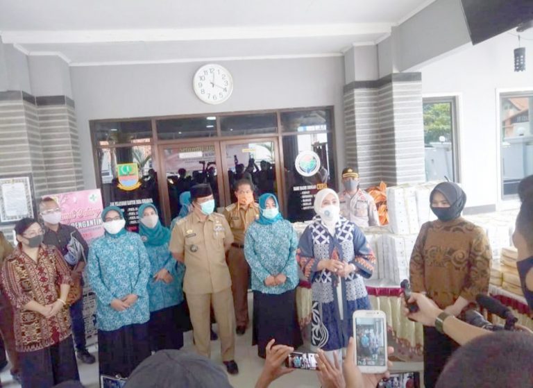 Istri Mendagri Tri Tito Karnavian Kunjungi Desa Sukaraya