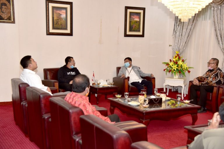 Kemenparekraf Salurkan 15.000 Paket Sembako Produksi NTB