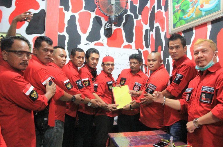 LEO SITUMORANG (KETIGA DARI KANAN) MENYERAHKAN MANDAT KEPADA MASRIN MARBUN