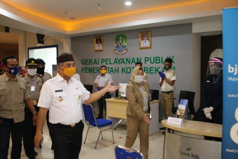 Mendagri Tito Karnavian menyerahkan....
