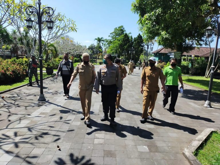 Pemerintah Kabupaten Lombok Barat hari ini resmi membuka kembali usaha pariwisata di Lombok Barat