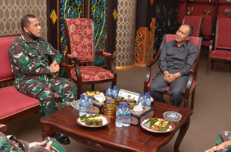 Pererat Silaturrahmi, Danlanal Mataram Kunjungi Bupati Lombok Barat 1