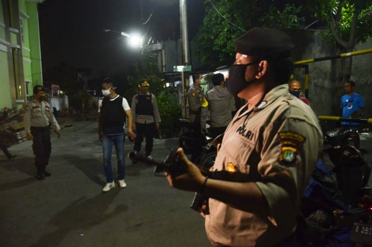 Personel Polda Metro Jaya menggerebek sebuah rumah di Perumahan Tytyan Indah, Medansatria