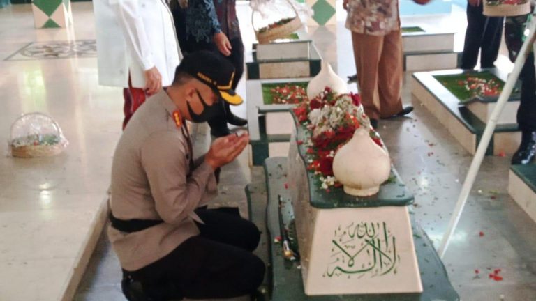 Polres Metro Bekasi Tabur Bunga di Makam Pahlawan KH.Noer Ali