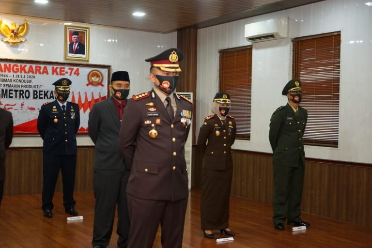 Bhayangkara Ke - 74 Polres Metro Bekasi Bersama Forkopimda Upacara Secara Virtual