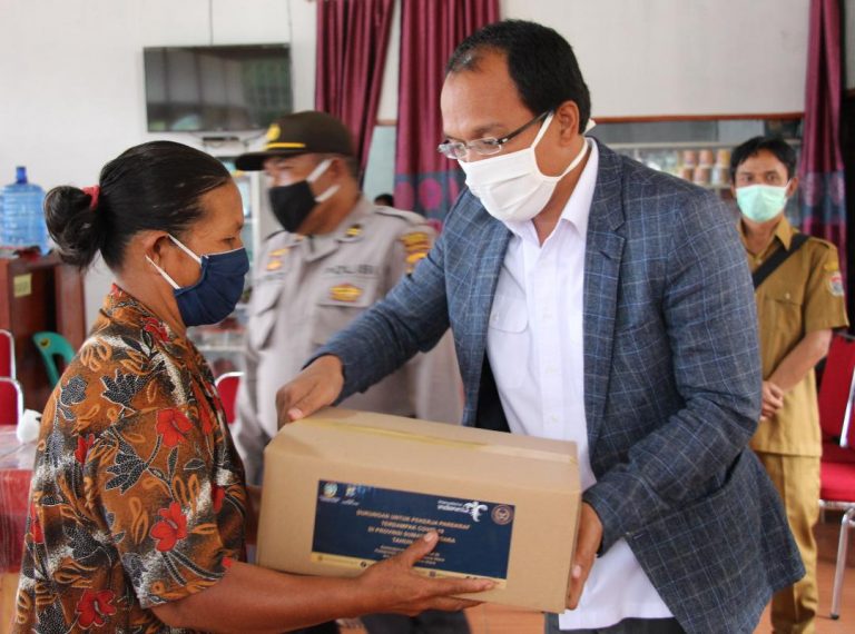 Bupati Humbahas Dosmar Banjarnahor, SE. memberikan BALASA kepada pelaku usaha pariwisata di Baktiraja