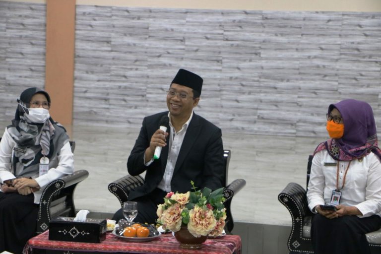 Gubernur Dr. Zul Layanilah dengan Hati & Senyum Tulus