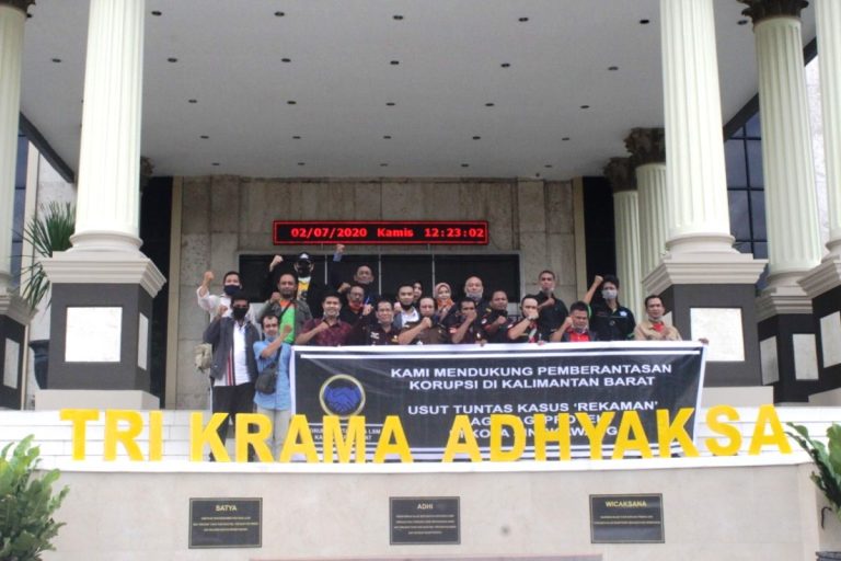 Perwakilan FW-LSM Kalbar bersama Kasi Penkum Kejati Kalbar