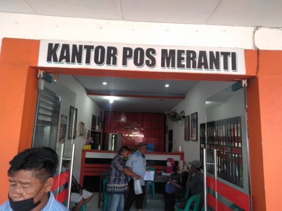 Kades Panca Arga Supriadi Bagikan BLT Untuk Masyarakat Terdampak Covid – 19