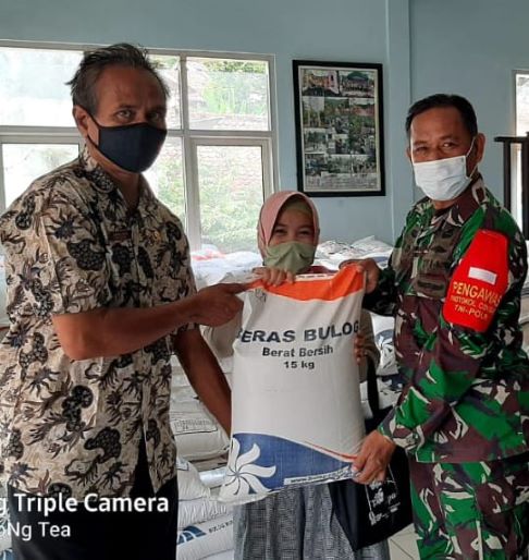 Kades Nanggung, Bagikan Bantuan Dari Bupati Bogor 1