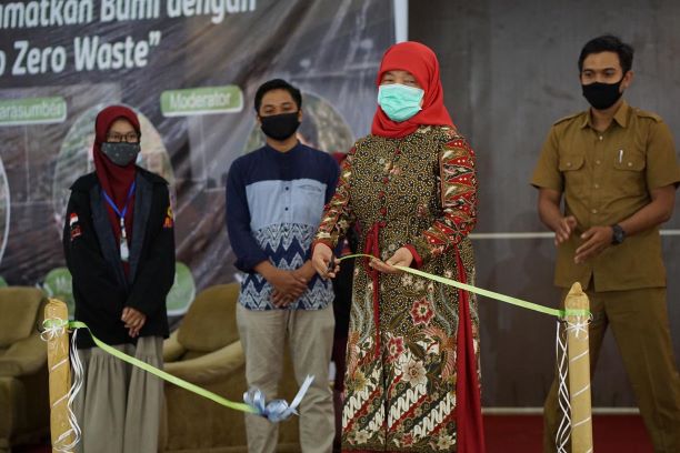 Aksi Mahasiswa Sukseskan NTB Asri & Lestari 2