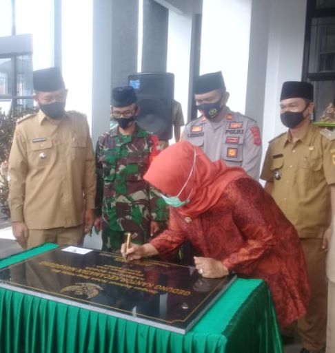 Bupati Bogor Hj. Ade Yasin, Resmikan Kantor Kecamatan Nanggung
