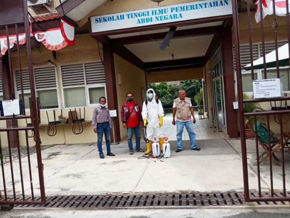 Penyemprotan Disinfektan Di Kampus STIP-AN (Sekolah Tinggi Ilmu Pemerintahan Abdi Negara )Lenteng Agun 2