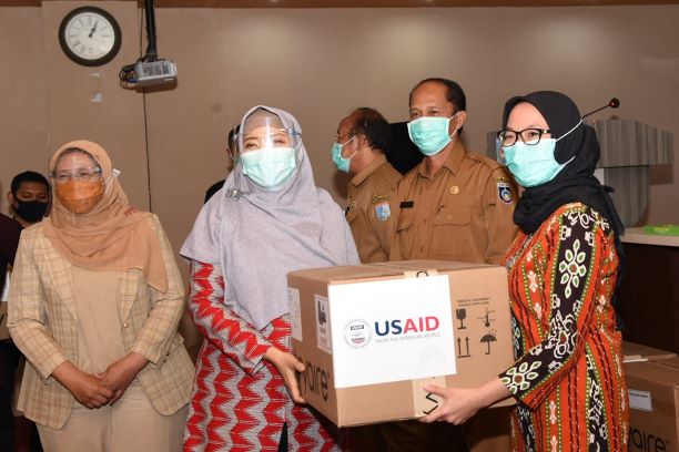 Serahkan Bantuan USAID 1