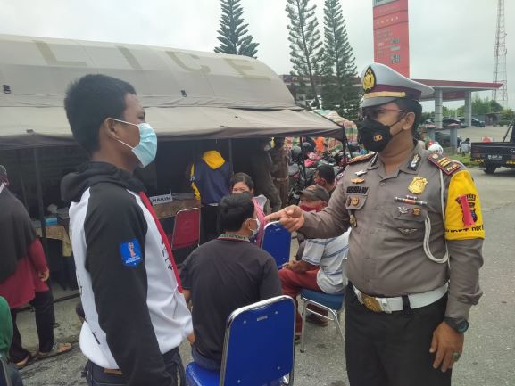 Satlantas Polres Pelalawan Laksanaan Pemeriksaan Kesehatan Terhardap Pengemudi 4