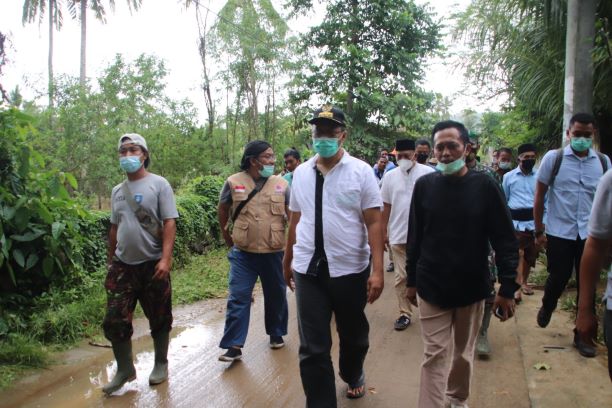 Gubernur NTB Serahkan Bantuan Kepada Korban Banjir Kuta dan Sekotong 2