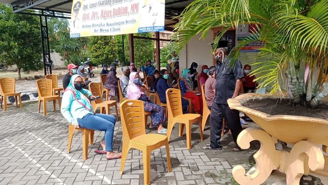 Penerima Bantuan Sosial Tahap 10 Desa Cibatu, Terapkan Prokes