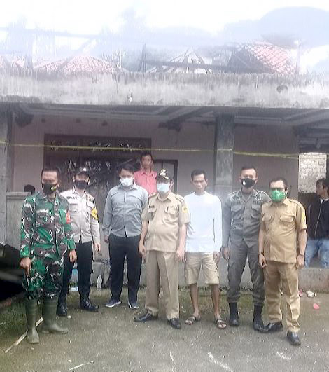 Kades Cisarua Mengunjungi Lokasi Kebakaran Rumah 2