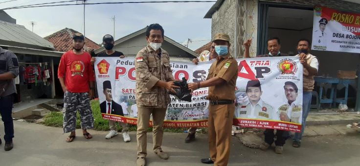 PC SATRIA Gerindra Kab. Bekasi Bagikan Sembako Ke Warga Terdampak Banjir 1