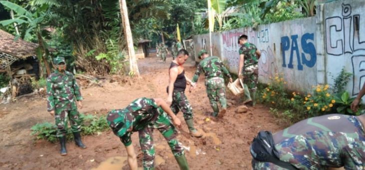 Satgas TMMD 110 Mengerjakan Pengerasan Jalan 1
