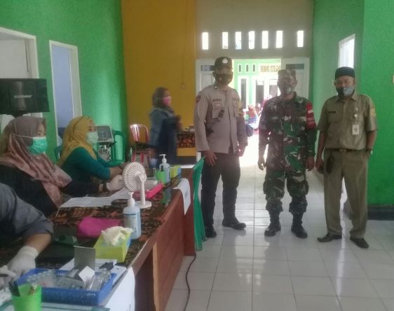 Babinsa berta Babinmas Desa Parakan Muncang 1