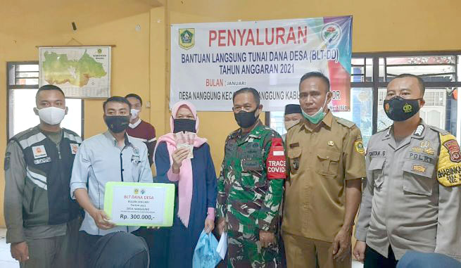 Kades Nanggung Salurkan BLT 1