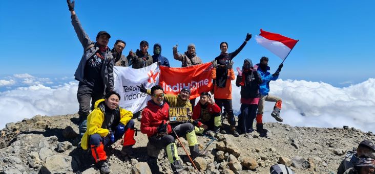 Telkom NTB 'Clean Up' di Rinjani 1