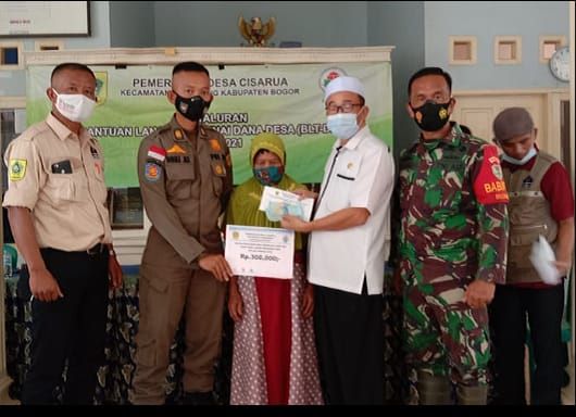 Kades Cisarua Salurkan BLT Dana Desa 300 KPM 1