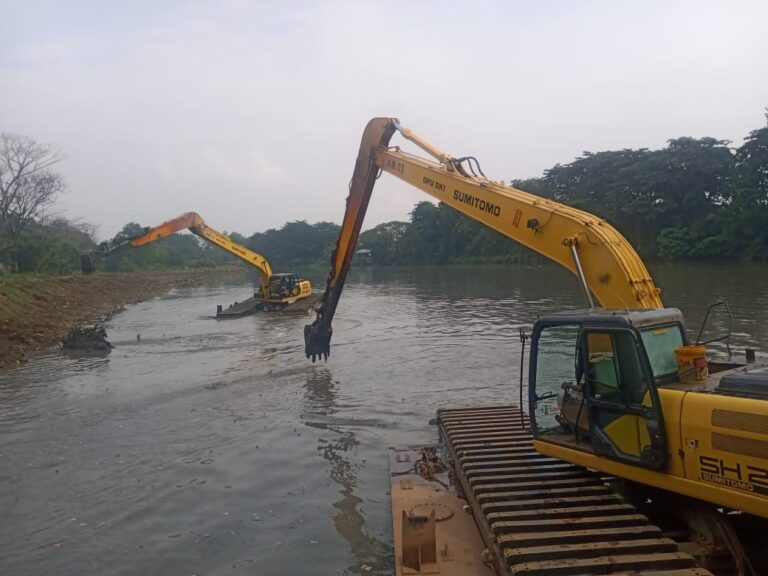 Pengerukan 20.500 Meter Kubik Lumpur 1