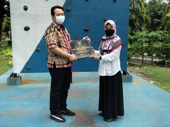Penyerahan Prasasti Pembangunan Wall Climbing 1