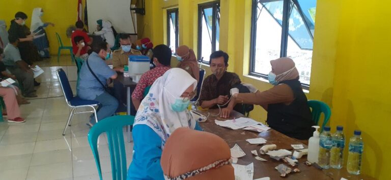 Warga Lansia Desa Karangasih Antusias 1