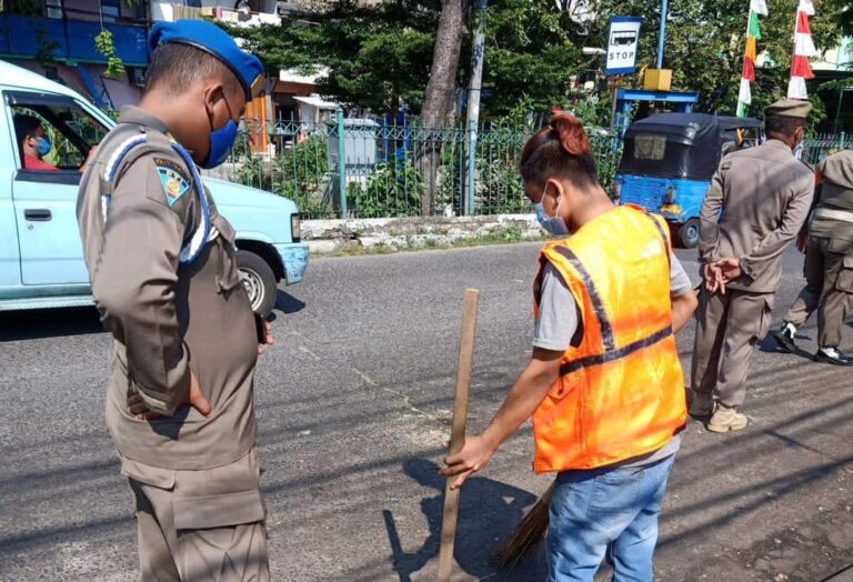 Sebanyak 24 Orang Tidak Bermasker Dihukum Membersihkan Jalan Raya Kalimati 1
