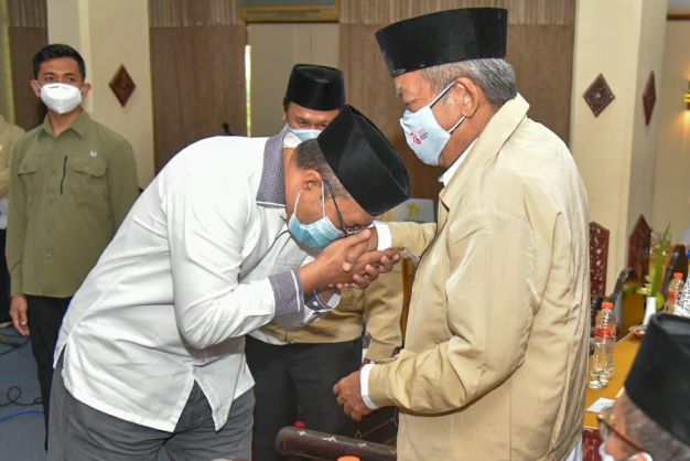 Bertemu Guru Semasa SMA, Gubernur Doktor Zul Rendah Hati dan Cium Tangan 1