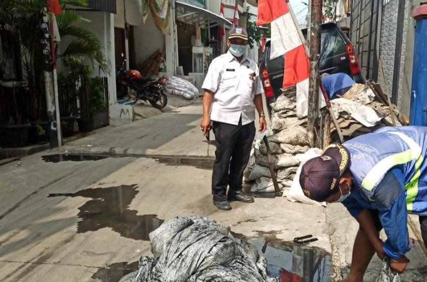 Cegah Terjadinya Genangan, SDA Kecamatan Pademangan Angkat Lumpur Dari Dua Saluran Air 1